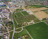 844462 Luchtfoto van de voetbalvelden van Delta Sports (Kruisboog 2) te Houten, uit het oosten. Op de voorgrond de ...
